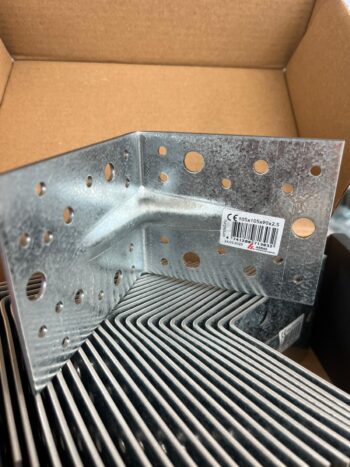 Stūra leņķis 105x105x90x2,5 ar ribu AR